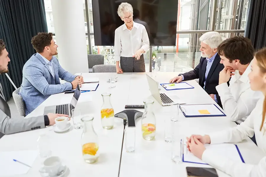 Wie Sie sich im Meeting Gehör verschaffen – ohne Lautstärke, sondern mit Klarheit, Präsenz & Haltung. Für alle, die etwas zu sagen haben. Jetzt lesen.