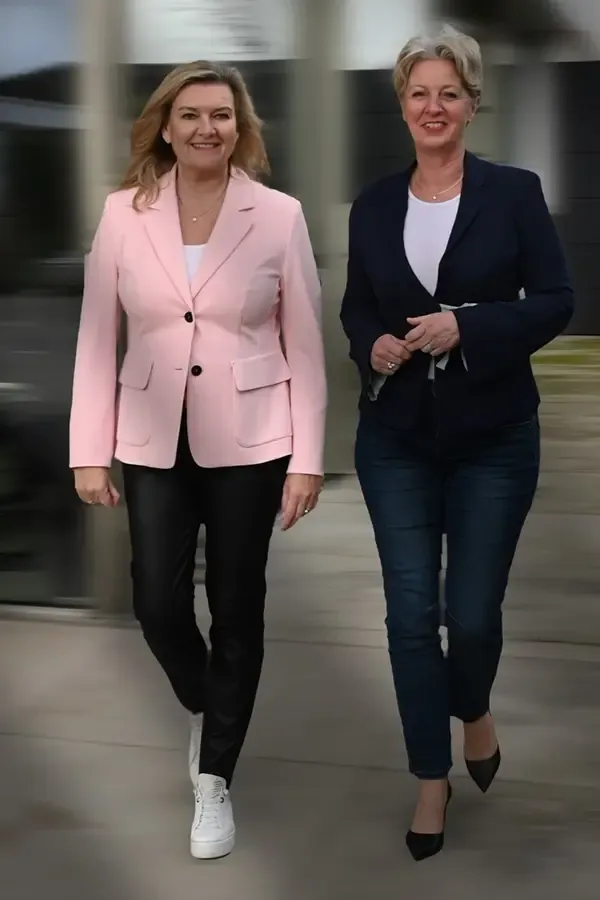 Seminare, Coachings & Keynotes mit Persönlichkeit. Christina Tabernig & Anke Quittschau-Beilmann zeigen, wie Business-Knigge heute funktioniert. Klar. Wirksam. Echt.