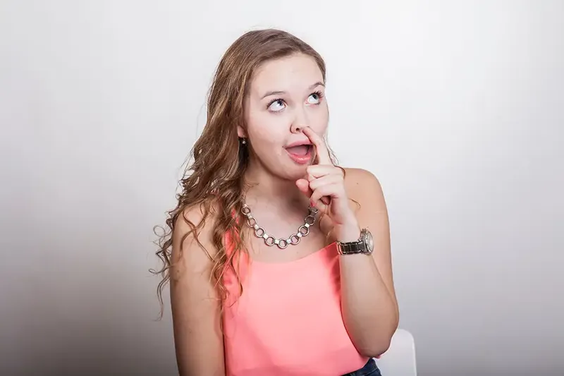 Business Knigge Tipp: Gepflegtes Auftreten zählt – Nasenbohren ist im beruflichen Umfeld ein absolutes No-Go. So überzeugen Sie mit Stil und Etikette.